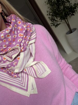 Grand foulard rose à motifs léopard