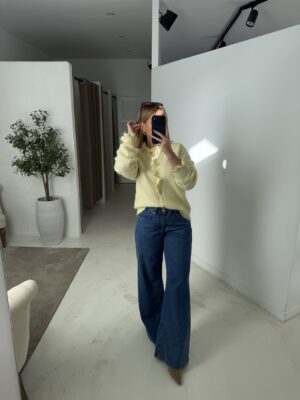 Gilet jaune orné de volants au col