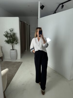 Blouse vol V blanc fluide, avec broderies bleu marine