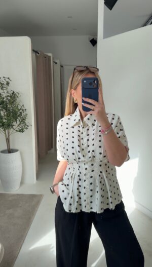 Chemise manches courtes et cintrée à pois